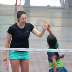 Juliana Giraldo entrenando con niña de categoria infantil 